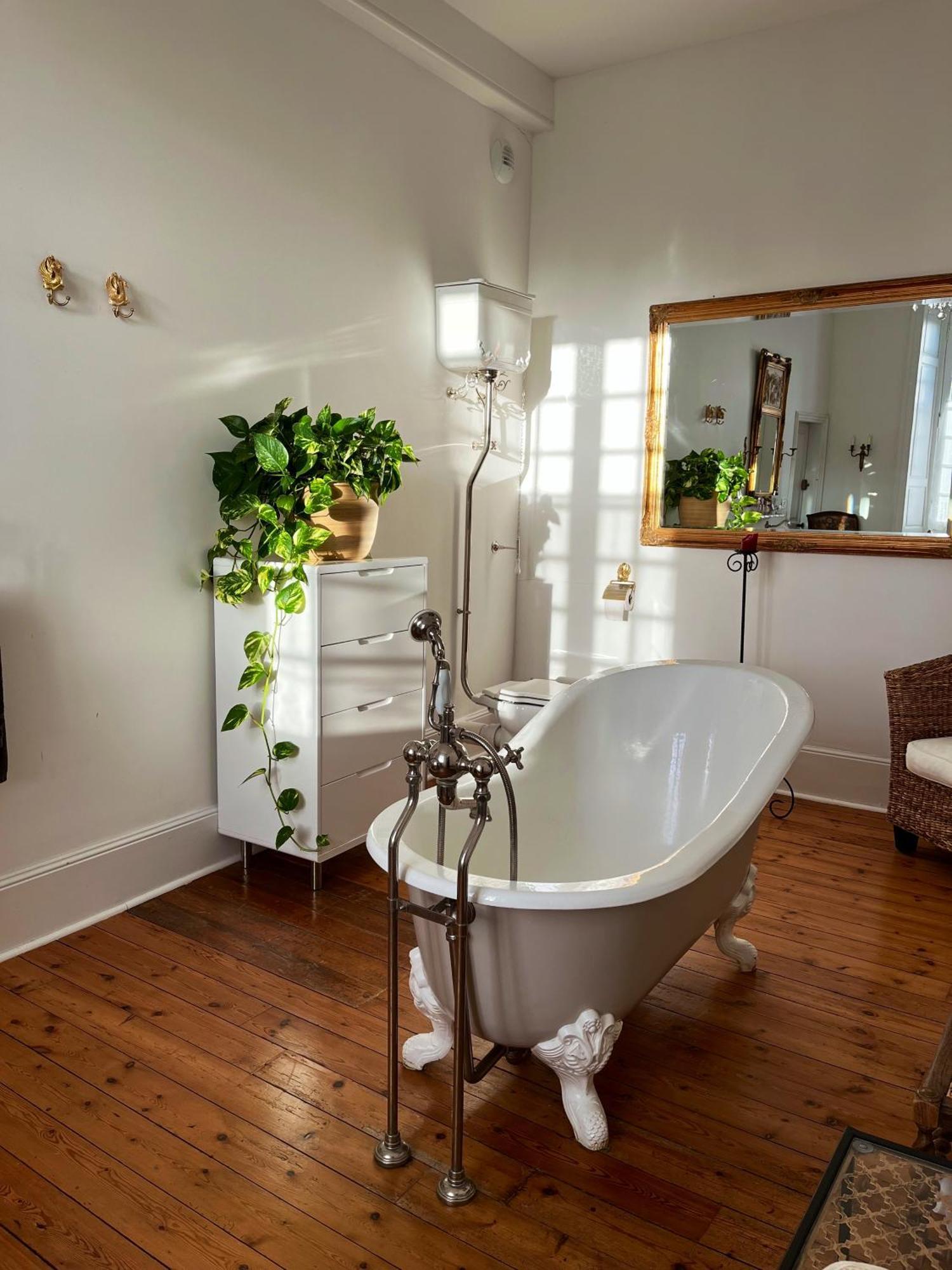 Chateau Isigny: Boutique B&B Near Mont Saint Michel Isigny-le-Buat Exterior photo